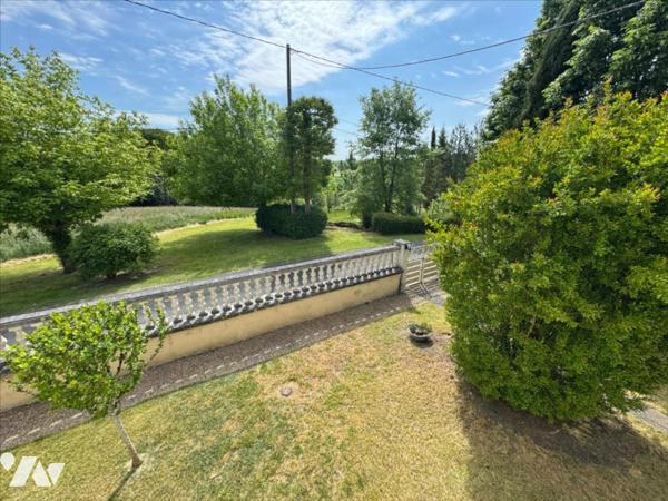 En campagne, ancien corps de ferme avec grand terrain