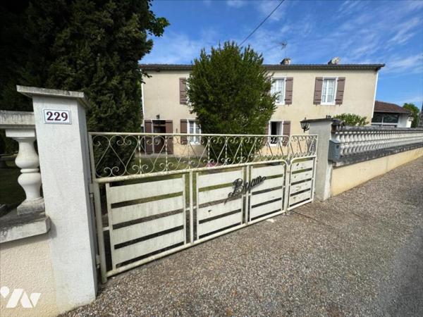 En campagne, ancien corps de ferme avec grand terrain