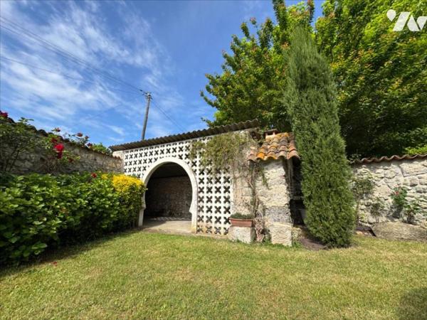 En campagne, ancien corps de ferme avec grand terrain