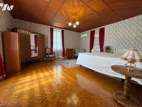 En campagne, ancien corps de ferme avec grand terrain