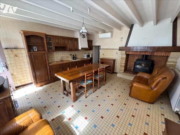 En campagne, ancien corps de ferme avec grand terrain