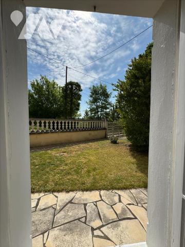 En campagne, ancien corps de ferme avec grand terrain