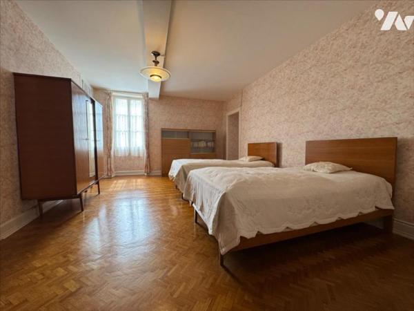 En campagne, ancien corps de ferme avec grand terrain