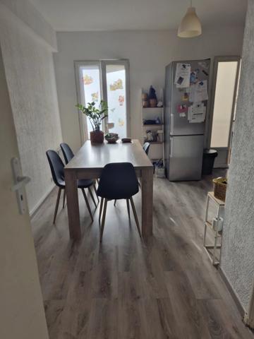 Location                                                      Appartement
                        
                     3 pièces                      76 m2                     à Salon-de-Provence