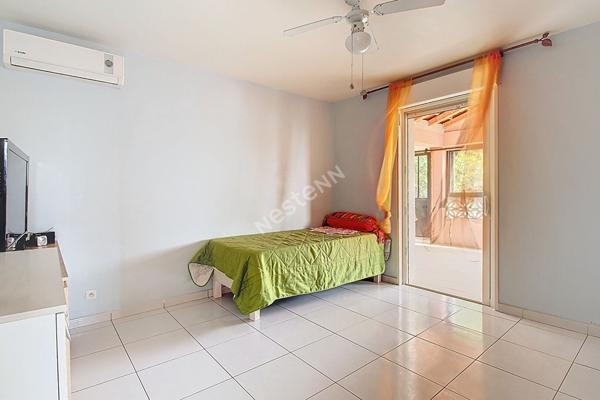 Vitrolles Maison individuelle de 4 chambres dont une en rez-de-chaussée, d'une surface de 99 m2 et deux vérandas en plus