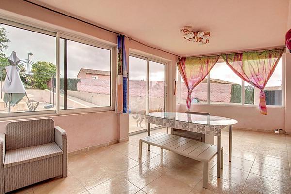 Vitrolles Maison individuelle de 4 chambres dont une en rez-de-chaussée, d'une surface de 99 m2 et deux vérandas en plus