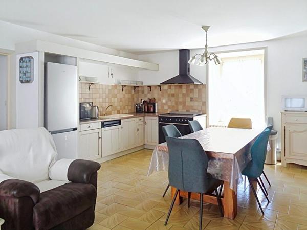 Saint Bonnet Laval(48), maison de 200 m2, 6 chambres avec 1866 m2 de terrain