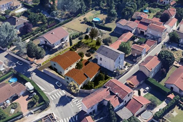 Centre de Craponne maison moderne de 110m2 avec jardin et stationnements.