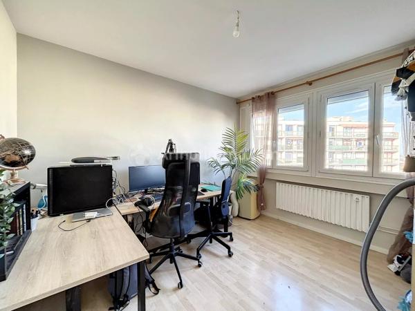 Location                                                      Appartement
                        
                     3 pièces                      60 m2                     à Clermont-Ferrand