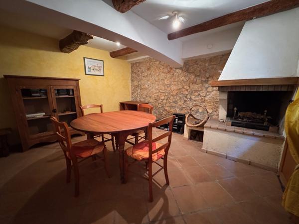 Gémenos (13420) Maison de village centre de Gémenos avec cheminée dans rue calme.