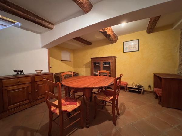 Gémenos (13420) Maison de village centre de Gémenos avec cheminée dans rue calme.