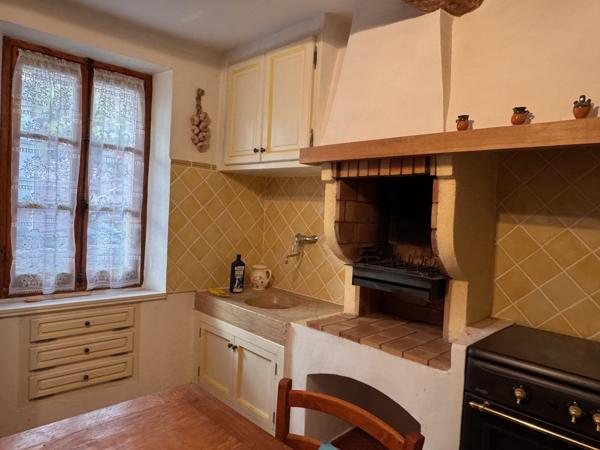 Gémenos (13420) Maison de village centre de Gémenos avec cheminée dans rue calme.