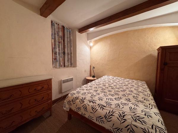 Gémenos (13420) Maison de village centre de Gémenos avec cheminée dans rue calme.