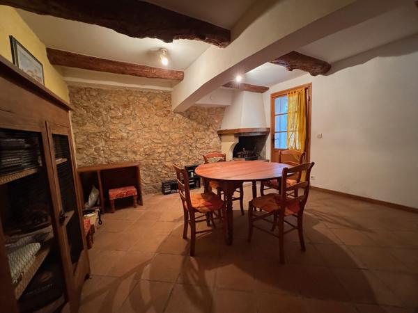 Gémenos (13420) Maison de village centre de Gémenos avec cheminée dans rue calme.