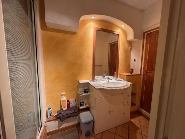 Gémenos (13420) Maison de village centre de Gémenos avec cheminée dans rue calme.