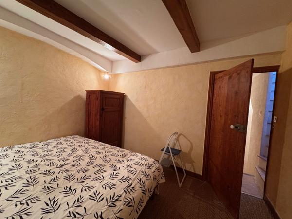 Gémenos (13420) Maison de village centre de Gémenos avec cheminée dans rue calme.