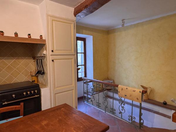 Gémenos (13420) Maison de village centre de Gémenos avec cheminée dans rue calme.