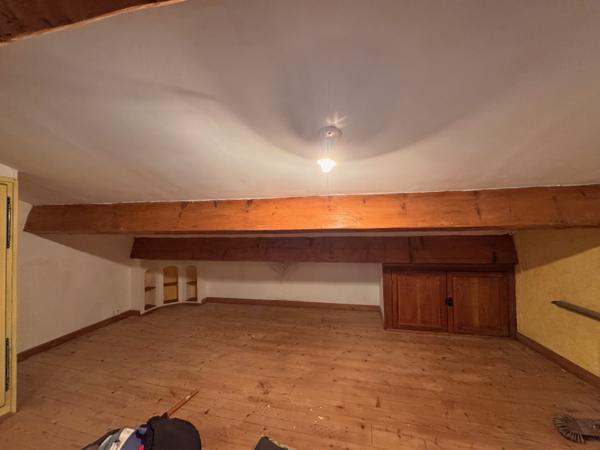 Gémenos (13420) Maison de village centre de Gémenos avec cheminée dans rue calme.