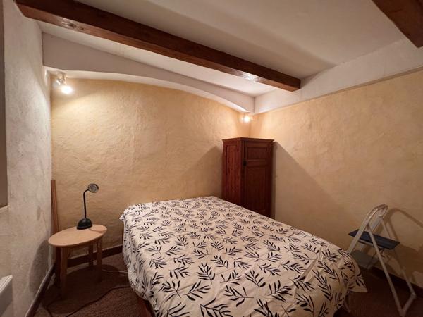 Gémenos (13420) Maison de village centre de Gémenos avec cheminée dans rue calme.