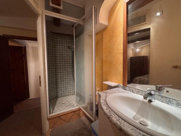 Gémenos (13420) Maison de village centre de Gémenos avec cheminée dans rue calme.