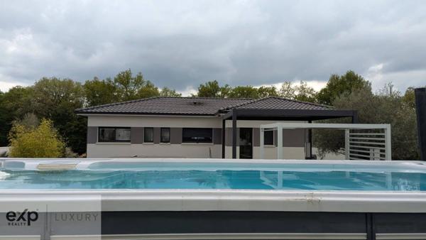 Tranquillité et espace – Propriété moderne avec terrain boisé