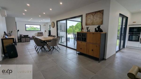 Tranquillité et espace – Propriété moderne avec terrain boisé