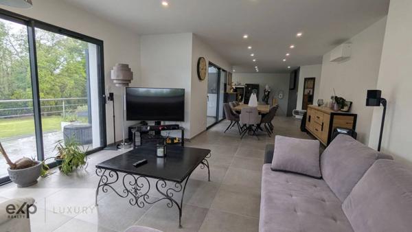 Tranquillité et espace – Propriété moderne avec terrain boisé