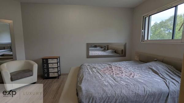 Tranquillité et espace – Propriété moderne avec terrain boisé