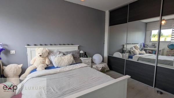 Tranquillité et espace – Propriété moderne avec terrain boisé