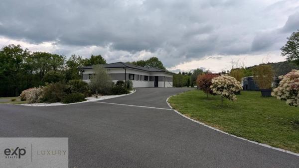 Tranquillité et espace – Propriété moderne avec terrain boisé