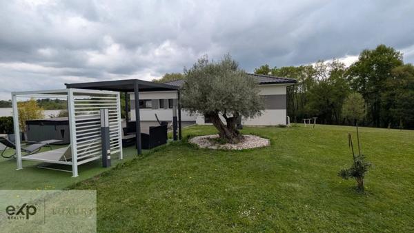 Tranquillité et espace – Propriété moderne avec terrain boisé