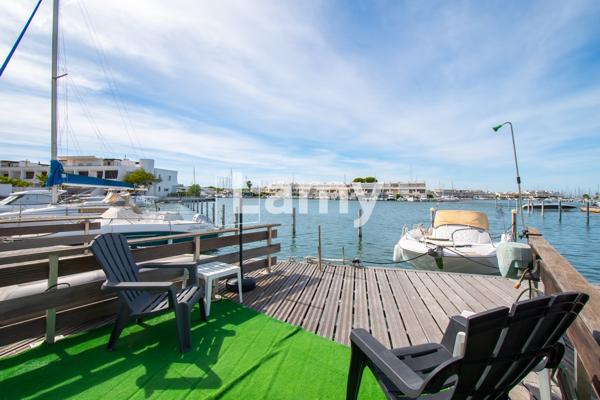 Marina avec appontement, quai privé et garage