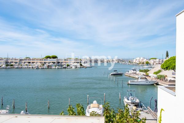 Marina avec appontement, quai privé et garage