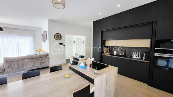 À vendre – Superbe maison contemporaine de plain-pied.

Située à 15mn de Reims dans une commune avec toutes commodités, venez découvrir cette magnifique maison contemporaine alliant élégance, confort et prestations haut de gamme. De plain-pied, elle offre une qualité de vie rare et une circulation fluide entre les espaces.

Vous serez immédiatement séduit par sa vaste pièce de vie baignée de lumière naturelle, sublimée par une belle hauteur sous plafond qui accentue la sensation d’espace et de volume. La cuisine, ouverte et parfaitement intégrée, s’accompagne de mobilier sur mesure et d’équipements de qualité.

Côté nuit, la maison dispose de 4 chambres, dont une somptueuse suite parentale avec ses espaces dédiés pour un confort optimal.

À l’extérieur, profitez de plusieurs espaces aménagés avec trois terrasses carrelées et équipées d’un store banne motorisé, ainsi qu’un jardin sans vis-à-vis offrant une vue boisée, intime et apaisante.

Un grand garage et stationnements intérieurs et extérieurs de la propriété complètent ce bien.

Prestations haut de gamme, finitions soignées, nombreux rangements et mobilier intégré, maison économique avec son mode de chauffage par pompe à chaleur sur planché chauffant plus un mode climatisation réversible. Tout a été pensé pour un confort de vie exceptionnel.

Une maison rare, idéale pour les amateurs de modernité et de tranquillité.
Vous souhaitez en savoir plus !!! contactez moi sans tarder !!!
