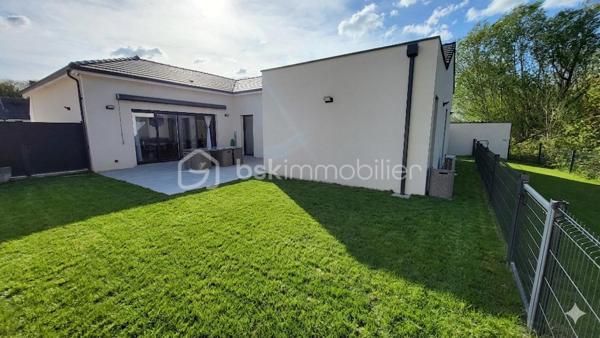À vendre – Superbe maison contemporaine de plain-pied.

Située à 15mn de Reims dans une commune avec toutes commodités, venez découvrir cette magnifique maison contemporaine alliant élégance, confort et prestations haut de gamme. De plain-pied, elle offre une qualité de vie rare et une circulation fluide entre les espaces.

Vous serez immédiatement séduit par sa vaste pièce de vie baignée de lumière naturelle, sublimée par une belle hauteur sous plafond qui accentue la sensation d’espace et de volume. La cuisine, ouverte et parfaitement intégrée, s’accompagne de mobilier sur mesure et d’équipements de qualité.

Côté nuit, la maison dispose de 4 chambres, dont une somptueuse suite parentale avec ses espaces dédiés pour un confort optimal.

À l’extérieur, profitez de plusieurs espaces aménagés avec trois terrasses carrelées et équipées d’un store banne motorisé, ainsi qu’un jardin sans vis-à-vis offrant une vue boisée, intime et apaisante.

Un grand garage et stationnements intérieurs et extérieurs de la propriété complètent ce bien.

Prestations haut de gamme, finitions soignées, nombreux rangements et mobilier intégré, maison économique avec son mode de chauffage par pompe à chaleur sur planché chauffant plus un mode climatisation réversible. Tout a été pensé pour un confort de vie exceptionnel.

Une maison rare, idéale pour les amateurs de modernité et de tranquillité.
Vous souhaitez en savoir plus !!! contactez moi sans tarder !!!