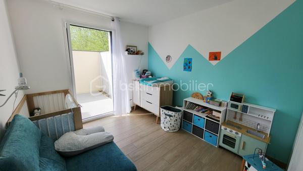 À vendre – Superbe maison contemporaine de plain-pied.

Située à 15mn de Reims dans une commune avec toutes commodités, venez découvrir cette magnifique maison contemporaine alliant élégance, confort et prestations haut de gamme. De plain-pied, elle offre une qualité de vie rare et une circulation fluide entre les espaces.

Vous serez immédiatement séduit par sa vaste pièce de vie baignée de lumière naturelle, sublimée par une belle hauteur sous plafond qui accentue la sensation d’espace et de volume. La cuisine, ouverte et parfaitement intégrée, s’accompagne de mobilier sur mesure et d’équipements de qualité.

Côté nuit, la maison dispose de 4 chambres, dont une somptueuse suite parentale avec ses espaces dédiés pour un confort optimal.

À l’extérieur, profitez de plusieurs espaces aménagés avec trois terrasses carrelées et équipées d’un store banne motorisé, ainsi qu’un jardin sans vis-à-vis offrant une vue boisée, intime et apaisante.

Un grand garage et stationnements intérieurs et extérieurs de la propriété complètent ce bien.

Prestations haut de gamme, finitions soignées, nombreux rangements et mobilier intégré, maison économique avec son mode de chauffage par pompe à chaleur sur planché chauffant plus un mode climatisation réversible. Tout a été pensé pour un confort de vie exceptionnel.

Une maison rare, idéale pour les amateurs de modernité et de tranquillité.
Vous souhaitez en savoir plus !!! contactez moi sans tarder !!!