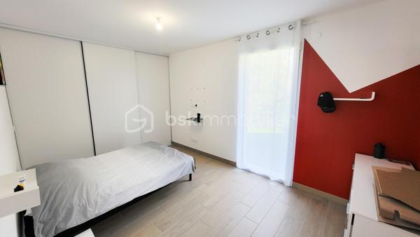 À vendre – Superbe maison contemporaine de plain-pied.

Située à 15mn de Reims dans une commune avec toutes commodités, venez découvrir cette magnifique maison contemporaine alliant élégance, confort et prestations haut de gamme. De plain-pied, elle offre une qualité de vie rare et une circulation fluide entre les espaces.

Vous serez immédiatement séduit par sa vaste pièce de vie baignée de lumière naturelle, sublimée par une belle hauteur sous plafond qui accentue la sensation d’espace et de volume. La cuisine, ouverte et parfaitement intégrée, s’accompagne de mobilier sur mesure et d’équipements de qualité.

Côté nuit, la maison dispose de 4 chambres, dont une somptueuse suite parentale avec ses espaces dédiés pour un confort optimal.

À l’extérieur, profitez de plusieurs espaces aménagés avec trois terrasses carrelées et équipées d’un store banne motorisé, ainsi qu’un jardin sans vis-à-vis offrant une vue boisée, intime et apaisante.

Un grand garage et stationnements intérieurs et extérieurs de la propriété complètent ce bien.

Prestations haut de gamme, finitions soignées, nombreux rangements et mobilier intégré, maison économique avec son mode de chauffage par pompe à chaleur sur planché chauffant plus un mode climatisation réversible. Tout a été pensé pour un confort de vie exceptionnel.

Une maison rare, idéale pour les amateurs de modernité et de tranquillité.
Vous souhaitez en savoir plus !!! contactez moi sans tarder !!!