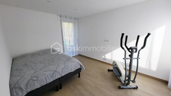 À vendre – Superbe maison contemporaine de plain-pied.

Située à 15mn de Reims dans une commune avec toutes commodités, venez découvrir cette magnifique maison contemporaine alliant élégance, confort et prestations haut de gamme. De plain-pied, elle offre une qualité de vie rare et une circulation fluide entre les espaces.

Vous serez immédiatement séduit par sa vaste pièce de vie baignée de lumière naturelle, sublimée par une belle hauteur sous plafond qui accentue la sensation d’espace et de volume. La cuisine, ouverte et parfaitement intégrée, s’accompagne de mobilier sur mesure et d’équipements de qualité.

Côté nuit, la maison dispose de 4 chambres, dont une somptueuse suite parentale avec ses espaces dédiés pour un confort optimal.

À l’extérieur, profitez de plusieurs espaces aménagés avec trois terrasses carrelées et équipées d’un store banne motorisé, ainsi qu’un jardin sans vis-à-vis offrant une vue boisée, intime et apaisante.

Un grand garage et stationnements intérieurs et extérieurs de la propriété complètent ce bien.

Prestations haut de gamme, finitions soignées, nombreux rangements et mobilier intégré, maison économique avec son mode de chauffage par pompe à chaleur sur planché chauffant plus un mode climatisation réversible. Tout a été pensé pour un confort de vie exceptionnel.

Une maison rare, idéale pour les amateurs de modernité et de tranquillité.
Vous souhaitez en savoir plus !!! contactez moi sans tarder !!!