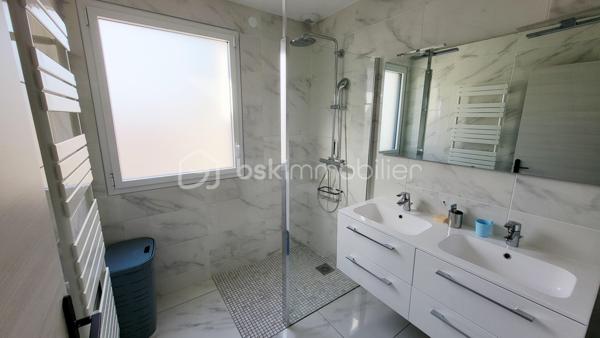 À vendre – Superbe maison contemporaine de plain-pied.

Située à 15mn de Reims dans une commune avec toutes commodités, venez découvrir cette magnifique maison contemporaine alliant élégance, confort et prestations haut de gamme. De plain-pied, elle offre une qualité de vie rare et une circulation fluide entre les espaces.

Vous serez immédiatement séduit par sa vaste pièce de vie baignée de lumière naturelle, sublimée par une belle hauteur sous plafond qui accentue la sensation d’espace et de volume. La cuisine, ouverte et parfaitement intégrée, s’accompagne de mobilier sur mesure et d’équipements de qualité.

Côté nuit, la maison dispose de 4 chambres, dont une somptueuse suite parentale avec ses espaces dédiés pour un confort optimal.

À l’extérieur, profitez de plusieurs espaces aménagés avec trois terrasses carrelées et équipées d’un store banne motorisé, ainsi qu’un jardin sans vis-à-vis offrant une vue boisée, intime et apaisante.

Un grand garage et stationnements intérieurs et extérieurs de la propriété complètent ce bien.

Prestations haut de gamme, finitions soignées, nombreux rangements et mobilier intégré, maison économique avec son mode de chauffage par pompe à chaleur sur planché chauffant plus un mode climatisation réversible. Tout a été pensé pour un confort de vie exceptionnel.

Une maison rare, idéale pour les amateurs de modernité et de tranquillité.
Vous souhaitez en savoir plus !!! contactez moi sans tarder !!!