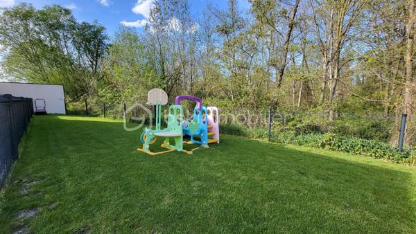 À vendre – Superbe maison contemporaine de plain-pied.

Située à 15mn de Reims dans une commune avec toutes commodités, venez découvrir cette magnifique maison contemporaine alliant élégance, confort et prestations haut de gamme. De plain-pied, elle offre une qualité de vie rare et une circulation fluide entre les espaces.

Vous serez immédiatement séduit par sa vaste pièce de vie baignée de lumière naturelle, sublimée par une belle hauteur sous plafond qui accentue la sensation d’espace et de volume. La cuisine, ouverte et parfaitement intégrée, s’accompagne de mobilier sur mesure et d’équipements de qualité.

Côté nuit, la maison dispose de 4 chambres, dont une somptueuse suite parentale avec ses espaces dédiés pour un confort optimal.

À l’extérieur, profitez de plusieurs espaces aménagés avec trois terrasses carrelées et équipées d’un store banne motorisé, ainsi qu’un jardin sans vis-à-vis offrant une vue boisée, intime et apaisante.

Un grand garage et stationnements intérieurs et extérieurs de la propriété complètent ce bien.

Prestations haut de gamme, finitions soignées, nombreux rangements et mobilier intégré, maison économique avec son mode de chauffage par pompe à chaleur sur planché chauffant plus un mode climatisation réversible. Tout a été pensé pour un confort de vie exceptionnel.

Une maison rare, idéale pour les amateurs de modernité et de tranquillité.
Vous souhaitez en savoir plus !!! contactez moi sans tarder !!!