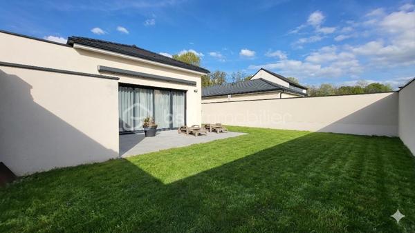 À vendre – Superbe maison contemporaine de plain-pied.

Située à 15mn de Reims dans une commune avec toutes commodités, venez découvrir cette magnifique maison contemporaine alliant élégance, confort et prestations haut de gamme. De plain-pied, elle offre une qualité de vie rare et une circulation fluide entre les espaces.

Vous serez immédiatement séduit par sa vaste pièce de vie baignée de lumière naturelle, sublimée par une belle hauteur sous plafond qui accentue la sensation d’espace et de volume. La cuisine, ouverte et parfaitement intégrée, s’accompagne de mobilier sur mesure et d’équipements de qualité.

Côté nuit, la maison dispose de 4 chambres, dont une somptueuse suite parentale avec ses espaces dédiés pour un confort optimal.

À l’extérieur, profitez de plusieurs espaces aménagés avec trois terrasses carrelées et équipées d’un store banne motorisé, ainsi qu’un jardin sans vis-à-vis offrant une vue boisée, intime et apaisante.

Un grand garage et stationnements intérieurs et extérieurs de la propriété complètent ce bien.

Prestations haut de gamme, finitions soignées, nombreux rangements et mobilier intégré, maison économique avec son mode de chauffage par pompe à chaleur sur planché chauffant plus un mode climatisation réversible. Tout a été pensé pour un confort de vie exceptionnel.

Une maison rare, idéale pour les amateurs de modernité et de tranquillité.
Vous souhaitez en savoir plus !!! contactez moi sans tarder !!!