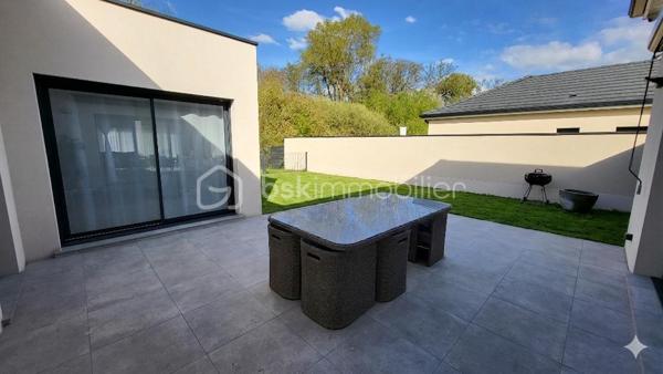 À vendre – Superbe maison contemporaine de plain-pied.

Située à 15mn de Reims dans une commune avec toutes commodités, venez découvrir cette magnifique maison contemporaine alliant élégance, confort et prestations haut de gamme. De plain-pied, elle offre une qualité de vie rare et une circulation fluide entre les espaces.

Vous serez immédiatement séduit par sa vaste pièce de vie baignée de lumière naturelle, sublimée par une belle hauteur sous plafond qui accentue la sensation d’espace et de volume. La cuisine, ouverte et parfaitement intégrée, s’accompagne de mobilier sur mesure et d’équipements de qualité.

Côté nuit, la maison dispose de 4 chambres, dont une somptueuse suite parentale avec ses espaces dédiés pour un confort optimal.

À l’extérieur, profitez de plusieurs espaces aménagés avec trois terrasses carrelées et équipées d’un store banne motorisé, ainsi qu’un jardin sans vis-à-vis offrant une vue boisée, intime et apaisante.

Un grand garage et stationnements intérieurs et extérieurs de la propriété complètent ce bien.

Prestations haut de gamme, finitions soignées, nombreux rangements et mobilier intégré, maison économique avec son mode de chauffage par pompe à chaleur sur planché chauffant plus un mode climatisation réversible. Tout a été pensé pour un confort de vie exceptionnel.

Une maison rare, idéale pour les amateurs de modernité et de tranquillité.
Vous souhaitez en savoir plus !!! contactez moi sans tarder !!!