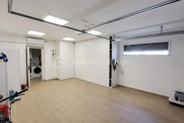 À vendre – Superbe maison contemporaine de plain-pied.

Située à 15mn de Reims dans une commune avec toutes commodités, venez découvrir cette magnifique maison contemporaine alliant élégance, confort et prestations haut de gamme. De plain-pied, elle offre une qualité de vie rare et une circulation fluide entre les espaces.

Vous serez immédiatement séduit par sa vaste pièce de vie baignée de lumière naturelle, sublimée par une belle hauteur sous plafond qui accentue la sensation d’espace et de volume. La cuisine, ouverte et parfaitement intégrée, s’accompagne de mobilier sur mesure et d’équipements de qualité.

Côté nuit, la maison dispose de 4 chambres, dont une somptueuse suite parentale avec ses espaces dédiés pour un confort optimal.

À l’extérieur, profitez de plusieurs espaces aménagés avec trois terrasses carrelées et équipées d’un store banne motorisé, ainsi qu’un jardin sans vis-à-vis offrant une vue boisée, intime et apaisante.

Un grand garage et stationnements intérieurs et extérieurs de la propriété complètent ce bien.

Prestations haut de gamme, finitions soignées, nombreux rangements et mobilier intégré, maison économique avec son mode de chauffage par pompe à chaleur sur planché chauffant plus un mode climatisation réversible. Tout a été pensé pour un confort de vie exceptionnel.

Une maison rare, idéale pour les amateurs de modernité et de tranquillité.
Vous souhaitez en savoir plus !!! contactez moi sans tarder !!!