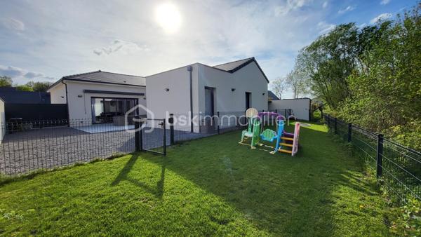 À vendre – Superbe maison contemporaine de plain-pied.

Située à 15mn de Reims dans une commune avec toutes commodités, venez découvrir cette magnifique maison contemporaine alliant élégance, confort et prestations haut de gamme. De plain-pied, elle offre une qualité de vie rare et une circulation fluide entre les espaces.

Vous serez immédiatement séduit par sa vaste pièce de vie baignée de lumière naturelle, sublimée par une belle hauteur sous plafond qui accentue la sensation d’espace et de volume. La cuisine, ouverte et parfaitement intégrée, s’accompagne de mobilier sur mesure et d’équipements de qualité.

Côté nuit, la maison dispose de 4 chambres, dont une somptueuse suite parentale avec ses espaces dédiés pour un confort optimal.

À l’extérieur, profitez de plusieurs espaces aménagés avec trois terrasses carrelées et équipées d’un store banne motorisé, ainsi qu’un jardin sans vis-à-vis offrant une vue boisée, intime et apaisante.

Un grand garage et stationnements intérieurs et extérieurs de la propriété complètent ce bien.

Prestations haut de gamme, finitions soignées, nombreux rangements et mobilier intégré, maison économique avec son mode de chauffage par pompe à chaleur sur planché chauffant plus un mode climatisation réversible. Tout a été pensé pour un confort de vie exceptionnel.

Une maison rare, idéale pour les amateurs de modernité et de tranquillité.
Vous souhaitez en savoir plus !!! contactez moi sans tarder !!!