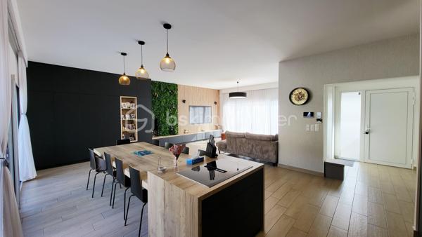 À vendre – Superbe maison contemporaine de plain-pied.

Située à 15mn de Reims dans une commune avec toutes commodités, venez découvrir cette magnifique maison contemporaine alliant élégance, confort et prestations haut de gamme. De plain-pied, elle offre une qualité de vie rare et une circulation fluide entre les espaces.

Vous serez immédiatement séduit par sa vaste pièce de vie baignée de lumière naturelle, sublimée par une belle hauteur sous plafond qui accentue la sensation d’espace et de volume. La cuisine, ouverte et parfaitement intégrée, s’accompagne de mobilier sur mesure et d’équipements de qualité.

Côté nuit, la maison dispose de 4 chambres, dont une somptueuse suite parentale avec ses espaces dédiés pour un confort optimal.

À l’extérieur, profitez de plusieurs espaces aménagés avec trois terrasses carrelées et équipées d’un store banne motorisé, ainsi qu’un jardin sans vis-à-vis offrant une vue boisée, intime et apaisante.

Un grand garage et stationnements intérieurs et extérieurs de la propriété complètent ce bien.

Prestations haut de gamme, finitions soignées, nombreux rangements et mobilier intégré, maison économique avec son mode de chauffage par pompe à chaleur sur planché chauffant plus un mode climatisation réversible. Tout a été pensé pour un confort de vie exceptionnel.

Une maison rare, idéale pour les amateurs de modernité et de tranquillité.
Vous souhaitez en savoir plus !!! contactez moi sans tarder !!!