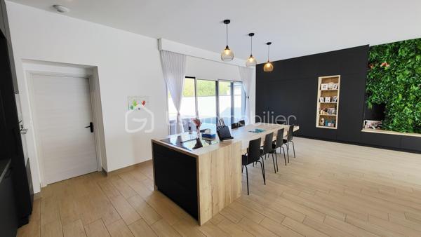 À vendre – Superbe maison contemporaine de plain-pied.

Située à 15mn de Reims dans une commune avec toutes commodités, venez découvrir cette magnifique maison contemporaine alliant élégance, confort et prestations haut de gamme. De plain-pied, elle offre une qualité de vie rare et une circulation fluide entre les espaces.

Vous serez immédiatement séduit par sa vaste pièce de vie baignée de lumière naturelle, sublimée par une belle hauteur sous plafond qui accentue la sensation d’espace et de volume. La cuisine, ouverte et parfaitement intégrée, s’accompagne de mobilier sur mesure et d’équipements de qualité.

Côté nuit, la maison dispose de 4 chambres, dont une somptueuse suite parentale avec ses espaces dédiés pour un confort optimal.

À l’extérieur, profitez de plusieurs espaces aménagés avec trois terrasses carrelées et équipées d’un store banne motorisé, ainsi qu’un jardin sans vis-à-vis offrant une vue boisée, intime et apaisante.

Un grand garage et stationnements intérieurs et extérieurs de la propriété complètent ce bien.

Prestations haut de gamme, finitions soignées, nombreux rangements et mobilier intégré, maison économique avec son mode de chauffage par pompe à chaleur sur planché chauffant plus un mode climatisation réversible. Tout a été pensé pour un confort de vie exceptionnel.

Une maison rare, idéale pour les amateurs de modernité et de tranquillité.
Vous souhaitez en savoir plus !!! contactez moi sans tarder !!!