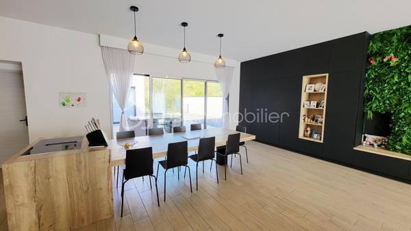 À vendre – Superbe maison contemporaine de plain-pied.

Située à 15mn de Reims dans une commune avec toutes commodités, venez découvrir cette magnifique maison contemporaine alliant élégance, confort et prestations haut de gamme. De plain-pied, elle offre une qualité de vie rare et une circulation fluide entre les espaces.

Vous serez immédiatement séduit par sa vaste pièce de vie baignée de lumière naturelle, sublimée par une belle hauteur sous plafond qui accentue la sensation d’espace et de volume. La cuisine, ouverte et parfaitement intégrée, s’accompagne de mobilier sur mesure et d’équipements de qualité.

Côté nuit, la maison dispose de 4 chambres, dont une somptueuse suite parentale avec ses espaces dédiés pour un confort optimal.

À l’extérieur, profitez de plusieurs espaces aménagés avec trois terrasses carrelées et équipées d’un store banne motorisé, ainsi qu’un jardin sans vis-à-vis offrant une vue boisée, intime et apaisante.

Un grand garage et stationnements intérieurs et extérieurs de la propriété complètent ce bien.

Prestations haut de gamme, finitions soignées, nombreux rangements et mobilier intégré, maison économique avec son mode de chauffage par pompe à chaleur sur planché chauffant plus un mode climatisation réversible. Tout a été pensé pour un confort de vie exceptionnel.

Une maison rare, idéale pour les amateurs de modernité et de tranquillité.
Vous souhaitez en savoir plus !!! contactez moi sans tarder !!!