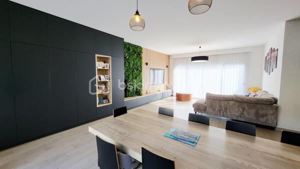 À vendre – Superbe maison contemporaine de plain-pied.

Située à 15mn de Reims dans une commune avec toutes commodités, venez découvrir cette magnifique maison contemporaine alliant élégance, confort et prestations haut de gamme. De plain-pied, elle offre une qualité de vie rare et une circulation fluide entre les espaces.

Vous serez immédiatement séduit par sa vaste pièce de vie baignée de lumière naturelle, sublimée par une belle hauteur sous plafond qui accentue la sensation d’espace et de volume. La cuisine, ouverte et parfaitement intégrée, s’accompagne de mobilier sur mesure et d’équipements de qualité.

Côté nuit, la maison dispose de 4 chambres, dont une somptueuse suite parentale avec ses espaces dédiés pour un confort optimal.

À l’extérieur, profitez de plusieurs espaces aménagés avec trois terrasses carrelées et équipées d’un store banne motorisé, ainsi qu’un jardin sans vis-à-vis offrant une vue boisée, intime et apaisante.

Un grand garage et stationnements intérieurs et extérieurs de la propriété complètent ce bien.

Prestations haut de gamme, finitions soignées, nombreux rangements et mobilier intégré, maison économique avec son mode de chauffage par pompe à chaleur sur planché chauffant plus un mode climatisation réversible. Tout a été pensé pour un confort de vie exceptionnel.

Une maison rare, idéale pour les amateurs de modernité et de tranquillité.
Vous souhaitez en savoir plus !!! contactez moi sans tarder !!!