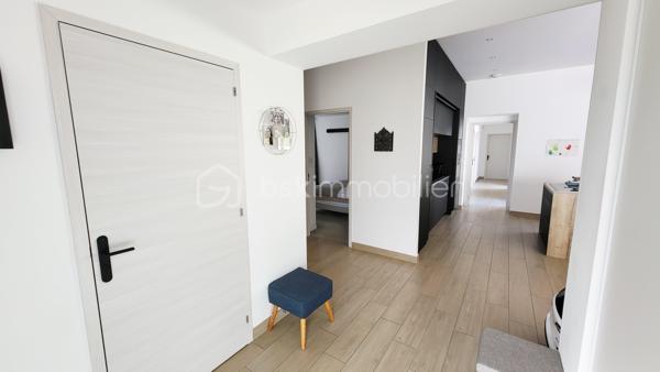 À vendre – Superbe maison contemporaine de plain-pied.

Située à 15mn de Reims dans une commune avec toutes commodités, venez découvrir cette magnifique maison contemporaine alliant élégance, confort et prestations haut de gamme. De plain-pied, elle offre une qualité de vie rare et une circulation fluide entre les espaces.

Vous serez immédiatement séduit par sa vaste pièce de vie baignée de lumière naturelle, sublimée par une belle hauteur sous plafond qui accentue la sensation d’espace et de volume. La cuisine, ouverte et parfaitement intégrée, s’accompagne de mobilier sur mesure et d’équipements de qualité.

Côté nuit, la maison dispose de 4 chambres, dont une somptueuse suite parentale avec ses espaces dédiés pour un confort optimal.

À l’extérieur, profitez de plusieurs espaces aménagés avec trois terrasses carrelées et équipées d’un store banne motorisé, ainsi qu’un jardin sans vis-à-vis offrant une vue boisée, intime et apaisante.

Un grand garage et stationnements intérieurs et extérieurs de la propriété complètent ce bien.

Prestations haut de gamme, finitions soignées, nombreux rangements et mobilier intégré, maison économique avec son mode de chauffage par pompe à chaleur sur planché chauffant plus un mode climatisation réversible. Tout a été pensé pour un confort de vie exceptionnel.

Une maison rare, idéale pour les amateurs de modernité et de tranquillité.
Vous souhaitez en savoir plus !!! contactez moi sans tarder !!!