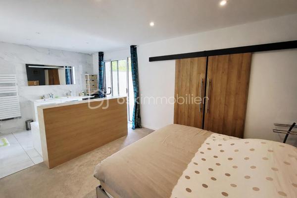 À vendre – Superbe maison contemporaine de plain-pied.

Située à 15mn de Reims dans une commune avec toutes commodités, venez découvrir cette magnifique maison contemporaine alliant élégance, confort et prestations haut de gamme. De plain-pied, elle offre une qualité de vie rare et une circulation fluide entre les espaces.

Vous serez immédiatement séduit par sa vaste pièce de vie baignée de lumière naturelle, sublimée par une belle hauteur sous plafond qui accentue la sensation d’espace et de volume. La cuisine, ouverte et parfaitement intégrée, s’accompagne de mobilier sur mesure et d’équipements de qualité.

Côté nuit, la maison dispose de 4 chambres, dont une somptueuse suite parentale avec ses espaces dédiés pour un confort optimal.

À l’extérieur, profitez de plusieurs espaces aménagés avec trois terrasses carrelées et équipées d’un store banne motorisé, ainsi qu’un jardin sans vis-à-vis offrant une vue boisée, intime et apaisante.

Un grand garage et stationnements intérieurs et extérieurs de la propriété complètent ce bien.

Prestations haut de gamme, finitions soignées, nombreux rangements et mobilier intégré, maison économique avec son mode de chauffage par pompe à chaleur sur planché chauffant plus un mode climatisation réversible. Tout a été pensé pour un confort de vie exceptionnel.

Une maison rare, idéale pour les amateurs de modernité et de tranquillité.
Vous souhaitez en savoir plus !!! contactez moi sans tarder !!!